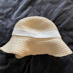 Solhatt - En super söt solhatt perfekt till sommaren med en vit rosett. Onesize och köpt på zara 