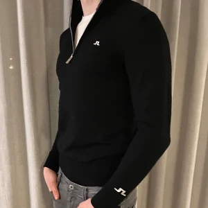 J.Lindeberg Tröja - ✨Säljer nu denna super snygga half zippen från J.Lindeberg som är tillverkad i 100% merino ull. Nypris på care of carl är 1500kr. Skicket är 9,5/10 förutom att det finns en defekt, bild privat👍🏼✨