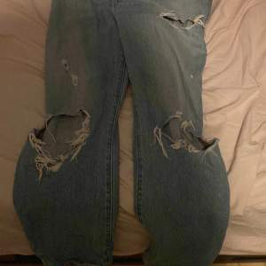 Säljer mina jeans pga aldrig använder. Ganska stora hål vid knäna men ändå väligt fina.