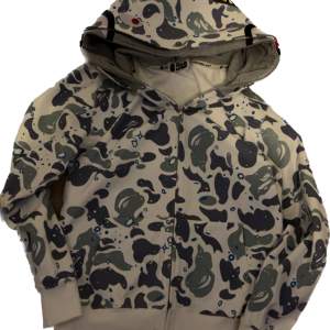 Bape hoodie 1:1 tjockt material som de riktiga. Nyskick väldigt stilig!