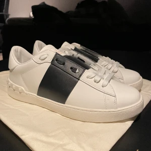 Valentino  - Hej säljer dessa skor