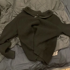 Svart zip hodie  - Bra sick förutom zipen är lite trasig 