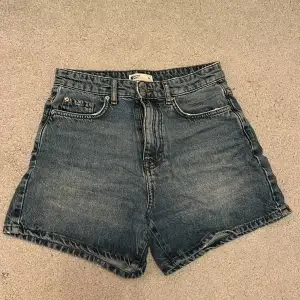 Verkligen jättefina jeansshorts från Gina Tricot i strl 34. Använda men i bra skick!