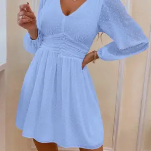 Säljer en söt klänning i en härlig ljusblå färg. Använd 1 gång, jättefint skick. Strl M, men passar fint även om man är S. 