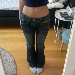 lågmidjade jeans - skit snygga jeans som tyvärr inte kommer till användning. pris kan diskuteras 😇