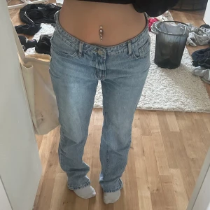 Snygga jeans - Säljer för använder knappt och dom är lite för stora för mig