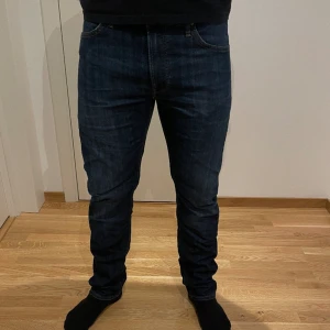 Lee jeans  - Snygga Marin blå lee jeans i super skick 💫💫  Storlek W34 L32 (finns mini hål i bakfickan som knappt syns )