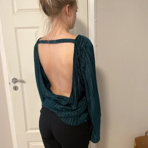 Blus  - Blus som är öppen i ryggen, mörkgrön , Lite oversized på mig som vanligtvis har storlek s, bra skick  