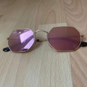 Solglasögon från Rat-Ban, med rosa glas och guldig ram. Kommer med fodral