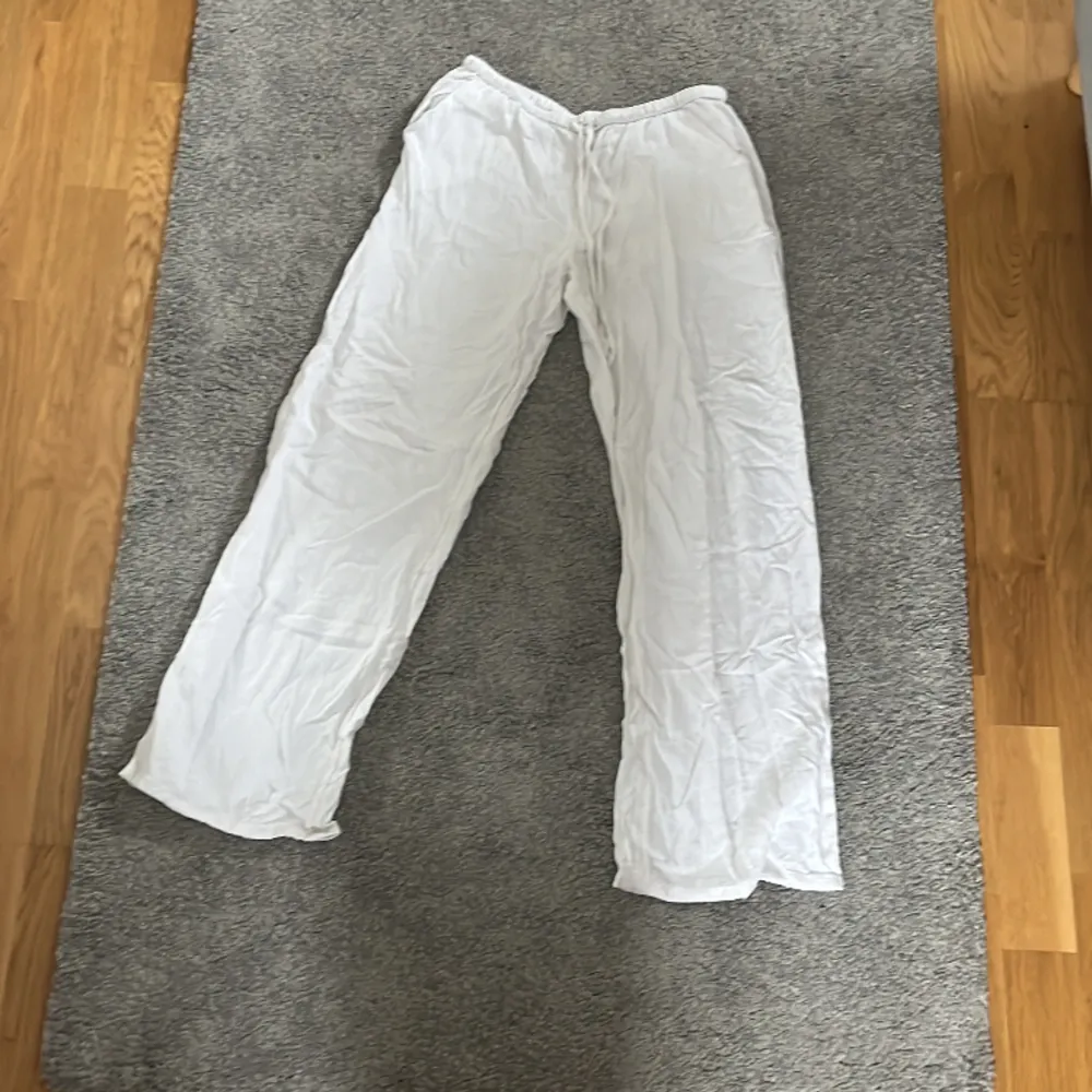 Xs, vita linnebyxor, Gina tricot, lågmidjade, använt några gånger, trendiga, sommar byxor. Jeans & Byxor.