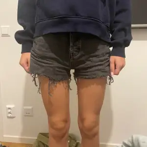 Fina mörka jeans shorts i storlek 34 från pull and bear💞