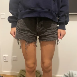 Mörka jeans shorts  - Fina mörka jeans shorts i storlek 34 från pull and bear💞