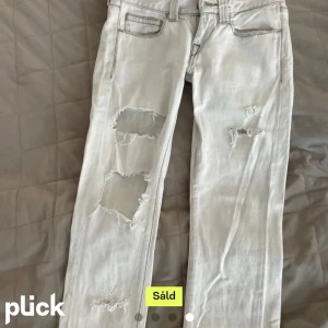 Jeans med hål - Säljer dessa håliga, lågmidjade jeans med skitsnygg tvätt och precis lagom stora hål. Jag köpte dessa på Plick för 300 men säljer de nu igen eftersom de var för små för mig. Storlek 34, bilderna är lånade, bara skriv för fler!❤️❤️Kan diskutera priset🥰