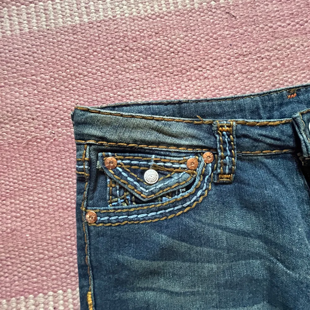 Säljer dom här true religon jeansen som tyvär inte passar helt perfekt i passformen/storleken. Storlek 30 men passar helt okej på mig som har storlek 26-27 i jeans. Jätte bra o fint skick :). Jeans & Byxor.