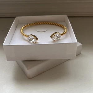 Caroline svedbom armband  - Säljer mitt fina Caroline svedbom armband, eftersom jag inte får någon användning av det. Kristallfärg: Crystal Nypris 795kr