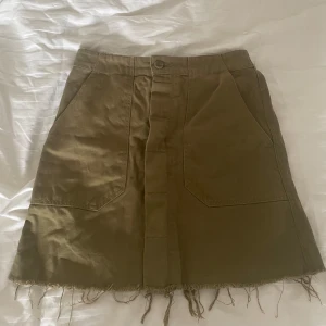Olivgrön jeans kjol - En oliv mini kjol köpt i Singapore och aldrig använd.