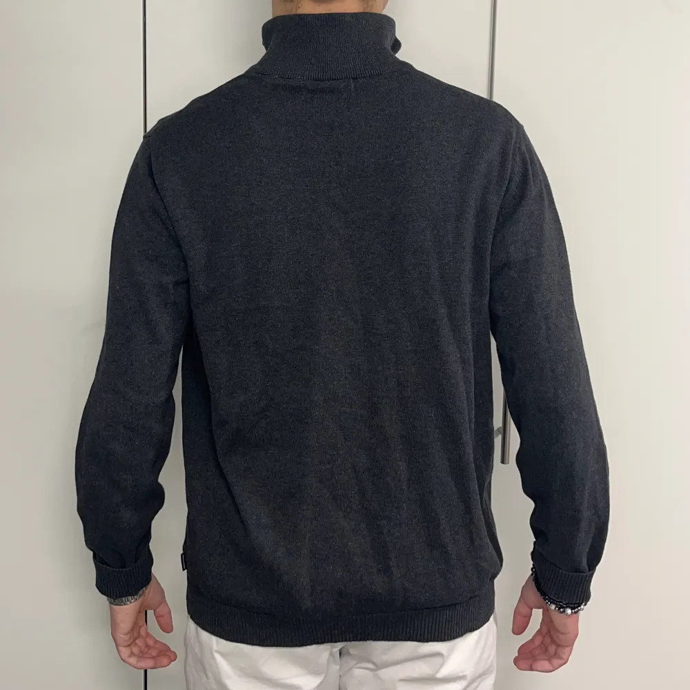 Jack&Jones halvziptröja | Skick 9/10 | Storlek M | Modell är 181cm lång | Nypris 500kr | Frakt via PostNord eller Instabox på kundens bekostnad | Hör av er vid funderingar📧. Tröjor & Koftor.