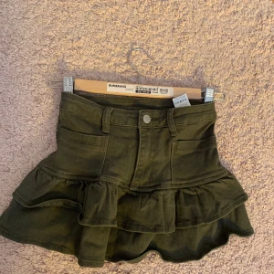 Jeanskjol med volang - Säljer denna superfina gröna jeanskjolen med volang i storlek w25, kjolen är väldigt stretchig💘💘
