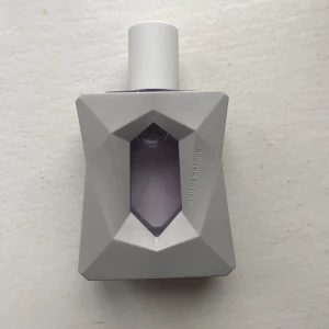 Ariana Grande God is a woman parfym - Hej! Såljer min God is a woman parfym då jag fick den i present och kan ej lämna tillbaks den, den är aldrig använd och är 30ml!