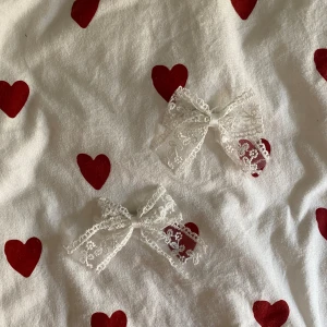 Hårspännen med rosett av spets - Två supersöta handgjorda hårspännen med vita rosetter av spets.  I perfekt skick!