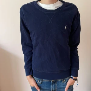 Ralph Lauren      Tjocktröja - Passar dig som är 10-12 år  Skick- super bra aldrig använd. Vid funderingar kom privat 