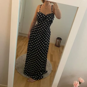 Prickig klänning - Klänning från BikBok med slits och knytning. Storlek M.