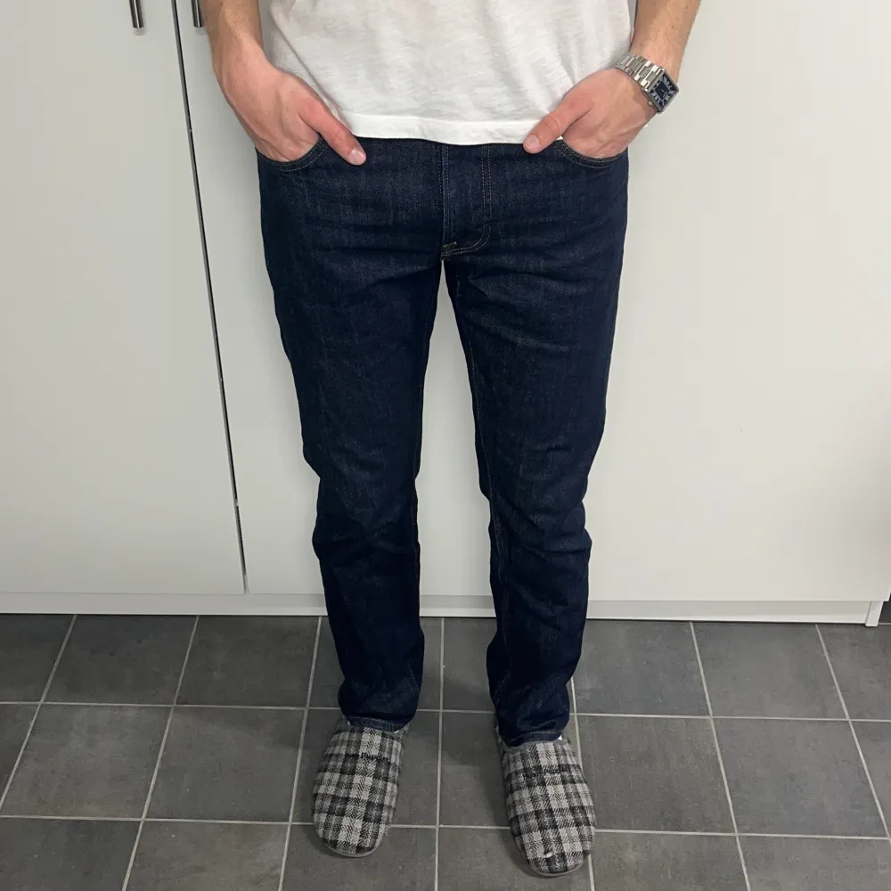 Lee Daren Zip Fly jeans | Skick 9,5/10 | W30 L32 | Nypris 1100kr | Modell är 181cm lång | Frakt via PostNord eller Instabox på kundens bekostnad | Hör av er vid funderingar📧. Farkut & Housut.