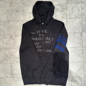 Zadig Voltaire Hoodie  - Säljer nu denna väldigt eftertraktade Kashmir hoodie från Zadig & Voltaire. Hoodien är i perfekt skick och har endast använts 5 gånger. Nypris: 6600 kr - Storlek: S - Hör av er vid minsta fråga eller fundering :)