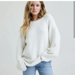 Stickad tröja  - Jättemysig stickad tröja från Bik bok som inte används längre men som är perfekt för sommarkvällar💕