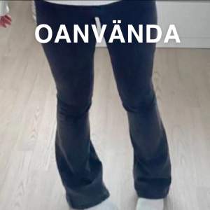 (lånad bild) suuupersnygga och trendiga svarta bootcut jeans! ENDAST TESTADE 1 GÅNG, alltså helt i nyskick! Säljer då de inte kommer till användning. Nypris typ 400  🌸 Bara att skriva om du har nån fråga eller fler bilder!