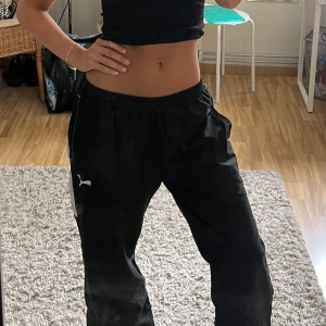 Puma sportbyxor - Skitsnygga pumabyxor i ett sorts sportmaterial som är väldigt bekvämt och luftigt!!❤️
