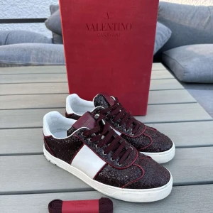 Valentino flycrews - Säljer mina jättefina och unika Valentino skor! Jätte fint skick, den enda defekten är att en nit saknas! Helt nya snören hänger med!🥰