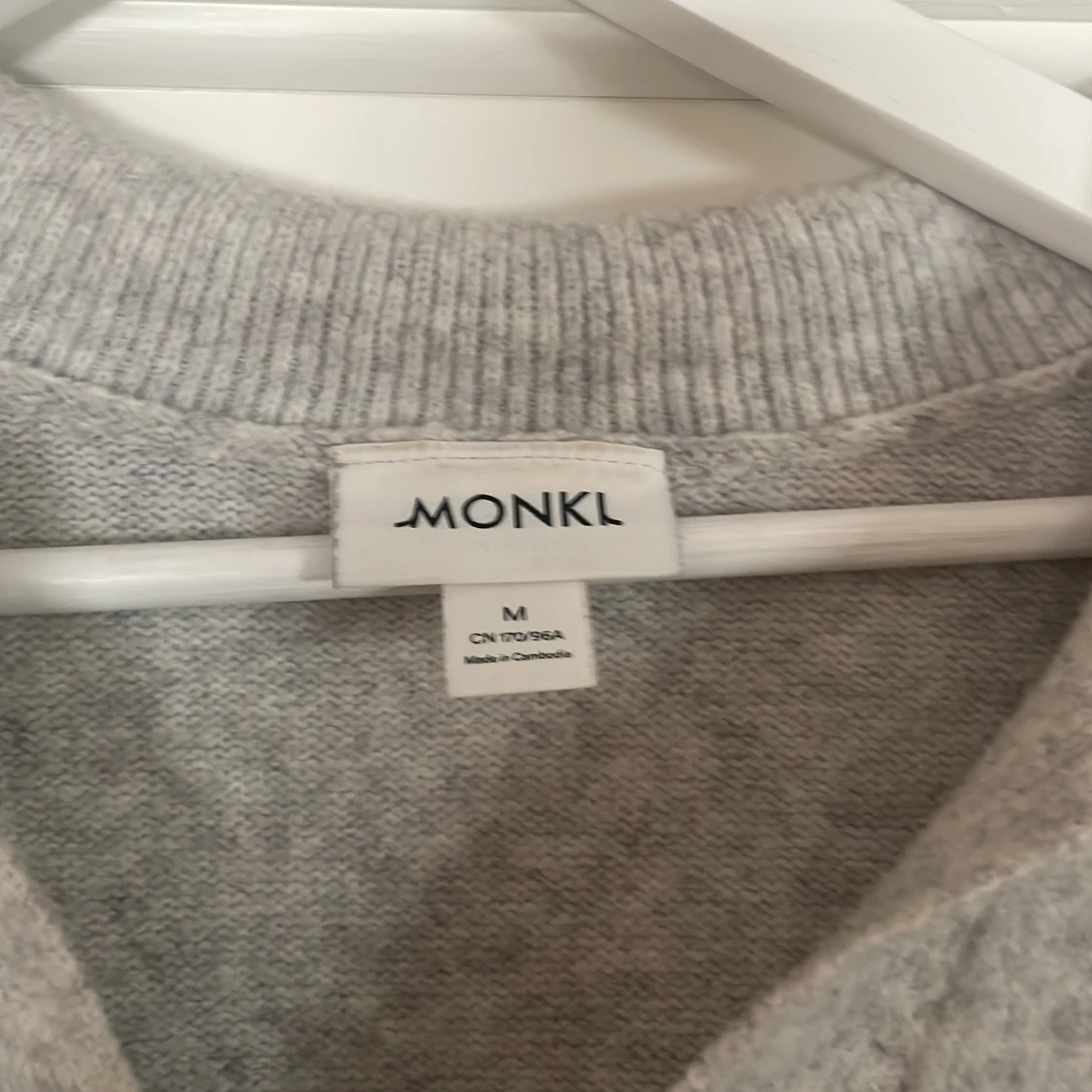 Grå stickad tröja  - 90