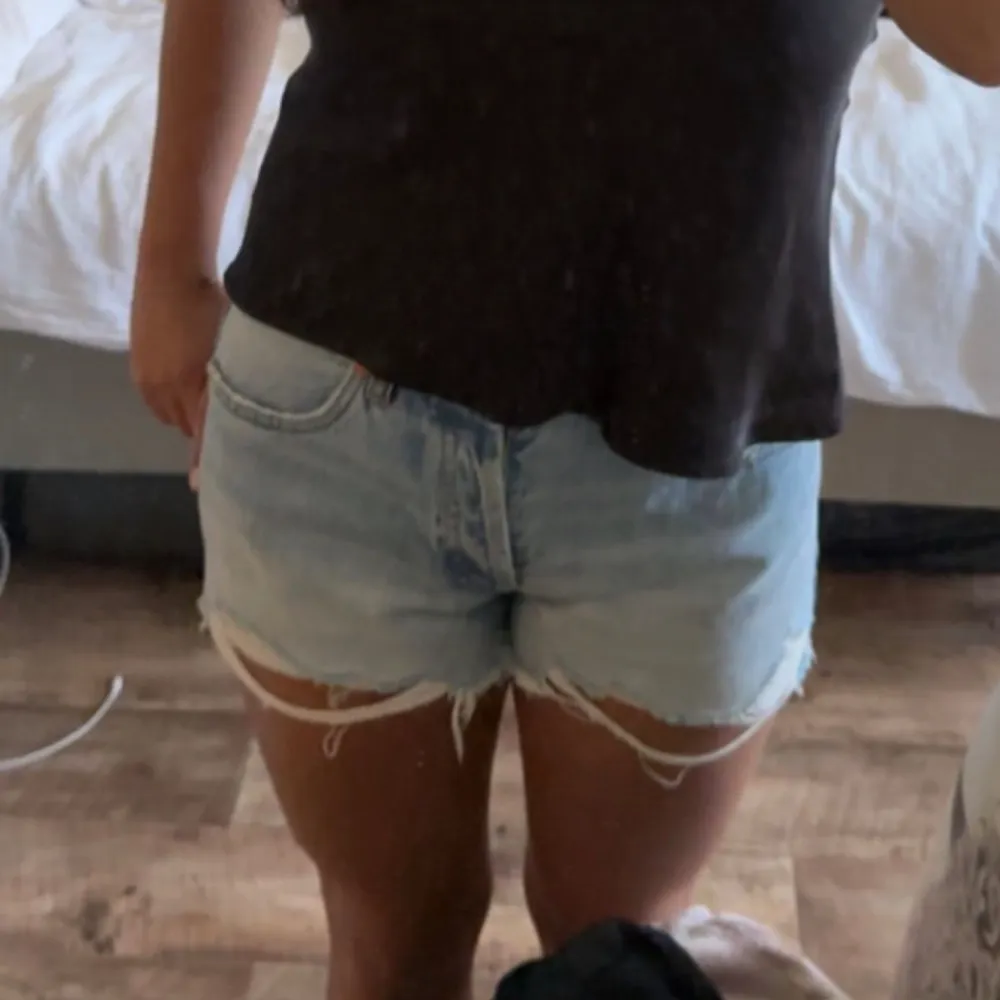 Säljer mina zara shorts som är köpte förra sommaren, de är för små för mig och är sparsamt använda 🤍. Shorts.