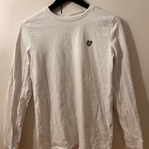 Lyle & Scott tröja - Helt oanvänd Lyle & Scott tröja. Inga defekter behöver bara strykas. Sitter som en S.
