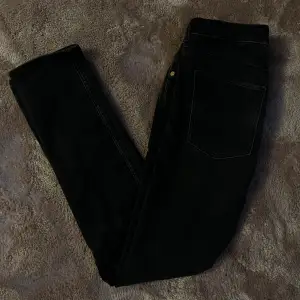 Ett par svarta jeans som är slim/skinny Storlek 158