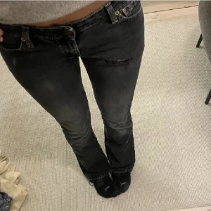 Lågmidjade bootcut Levis - Så snygga Lågmidjade Levis jeans som jag tyvärr inte använder längre. Det står ingen storlek på men de passar mig som har storlek xs-s🎀  Midjemåttet är 36 och innerbens längden är 84💕🪽 Sparsamt använda och inga defekter! Jag är 170😊