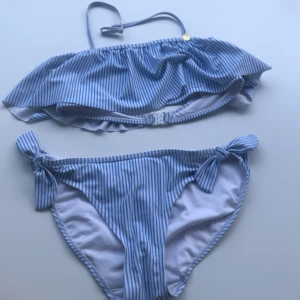 Bikini - En bikini från h&m. Använder inte den eftersom den är liten. Har använt den när jag var mindre. Storleken finns på andra bilden!!