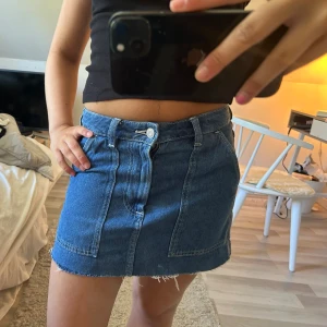 Jeanskjol  - Såå snygg lågmidjad jeanskjol perfekt till sommaren😍🌸💕