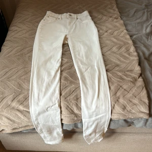 Vita skinny jeans - Ett par vita skinny jeans. Aldrig använt. Köpt app lager 157 i storlek S