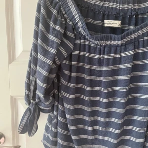 Abercrombie & Fitch Off the shoulder Top - Säljer min gulliga off the shoulder top från Abercrombie & Fitch. I fint skick.