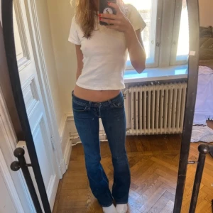 J brand jeans - Köpte av en tjej men tyvärr för små på mig💗💗 Midjemått : 36cm Innerbenslängd : 82cm Köpte för 375kr💗 Obs ej mina bilder