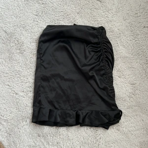 Kjol - Jättefin kjol, orättvis bild då den inte ser så fin ut när den ligger på marken. På ör den jättefin och i bra skick. 