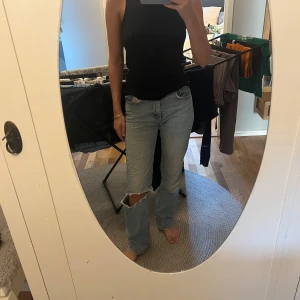 Zara jeans - Zara jeans med ett hål i. Bra skick men de har använts. Passar storlek 34