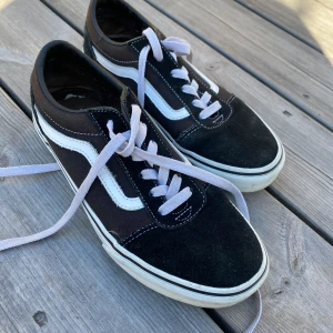 Vans skor  - Vans skor i storlek 37. Börjat bli lite bruna där bak. 