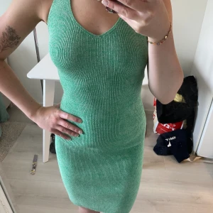 Grön halterneck klänning - Jättefin halterneck klänning i skönt material. 