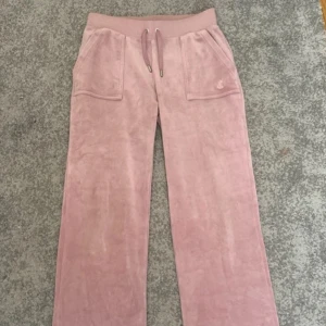 juicy couture byxor - Ett par rosa juicy couture byxor, använd ett par gånger men finns inga fula märken förutom att byxorna varit för långa då jag gått på dom och finns lite fula märken nertill men inget som syns/tänker på 💕
