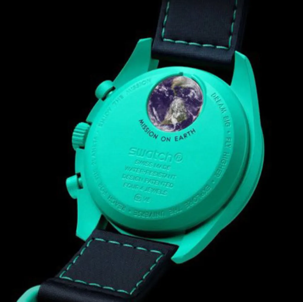 Säljer nu denna ny inkomma modellen som släpptes för 2 veckor sedan. Denna är den första i Sverige! Moonswatch mission to eart är tillverkade i 3 nya olika klockor denna är 1/3 utav den nya versionen moonswatch!   Aldrig använd köpt i Paris precis!. Accessoarer.