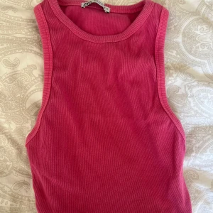 Rosa topp från zara - Fin rosa topp från zara i st M, den är jätte fin nu till sommaren!🎀