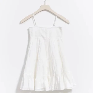 Vit klänning - Säljer denna super snygga klänning då den aldrig kommit till användning❤️tryck gärna köp nu direkt❤️